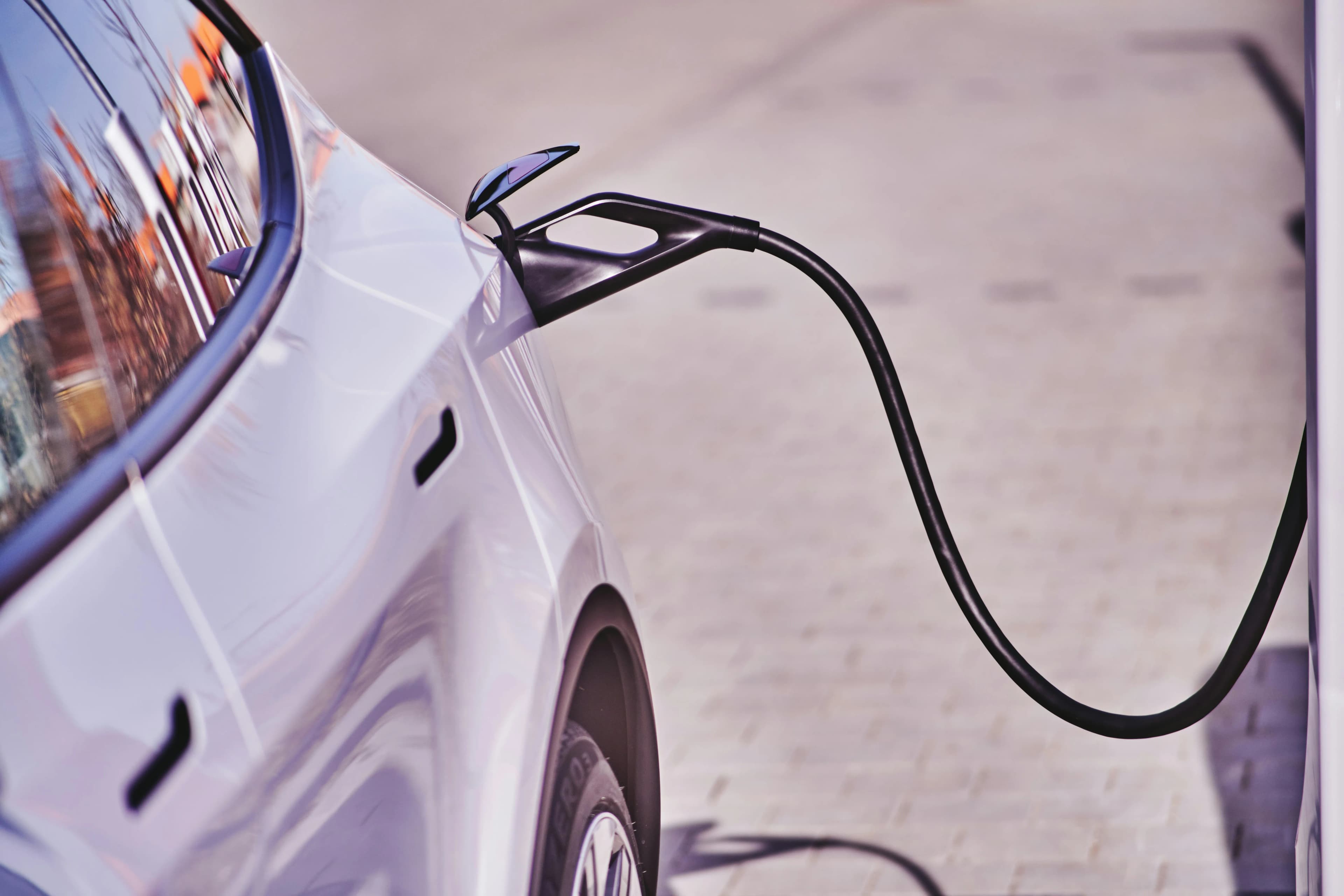 Detail nabíjania elektromobilu – ilustračná fotografia
